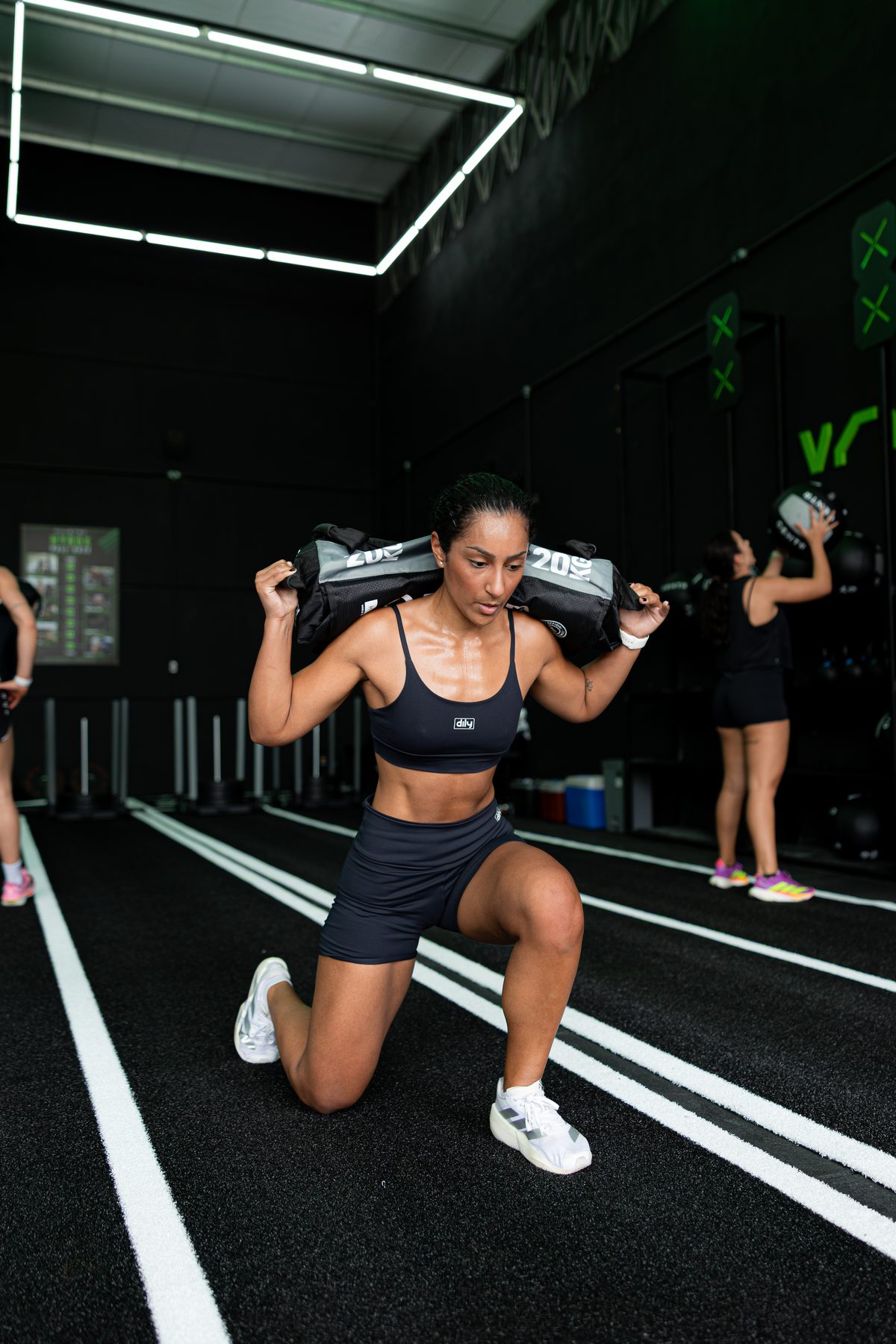 Aluna em treino com sandbag na pista da Team Villeroy Cachoeirinha