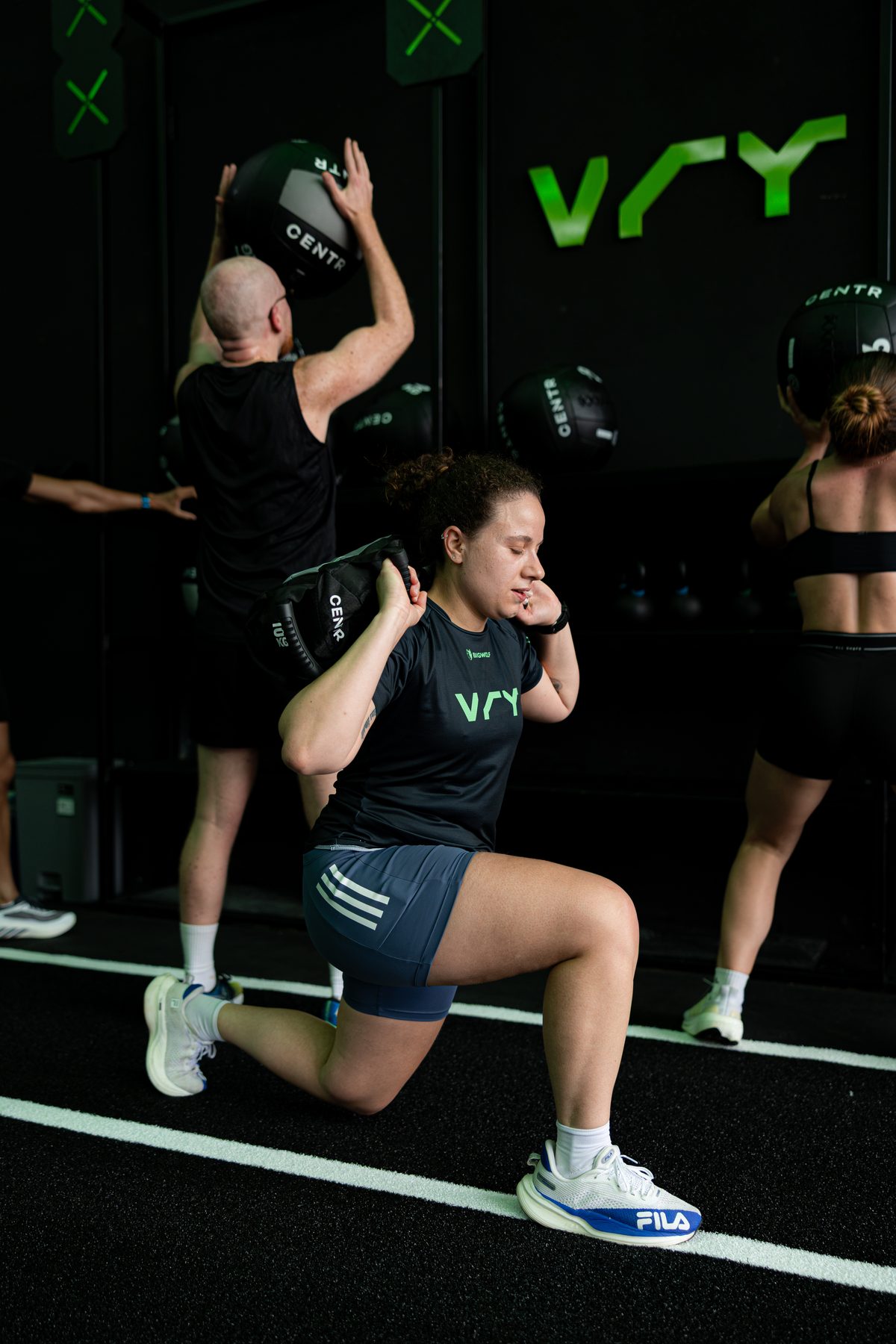 Turma em treino de sandbag e wall ball na Team Villeroy Cachoeirinha