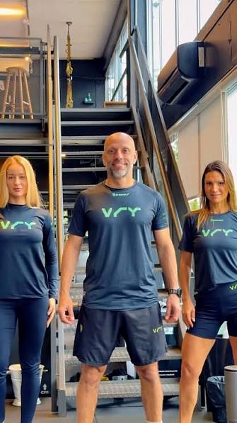 Equipe da Team Villeroy uniformizada na sede